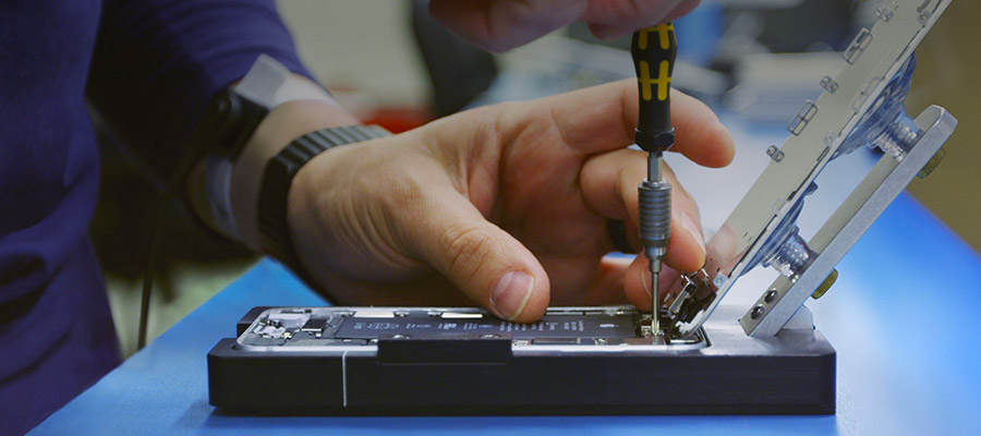apple-device-repair An apple iPhone getting fixed